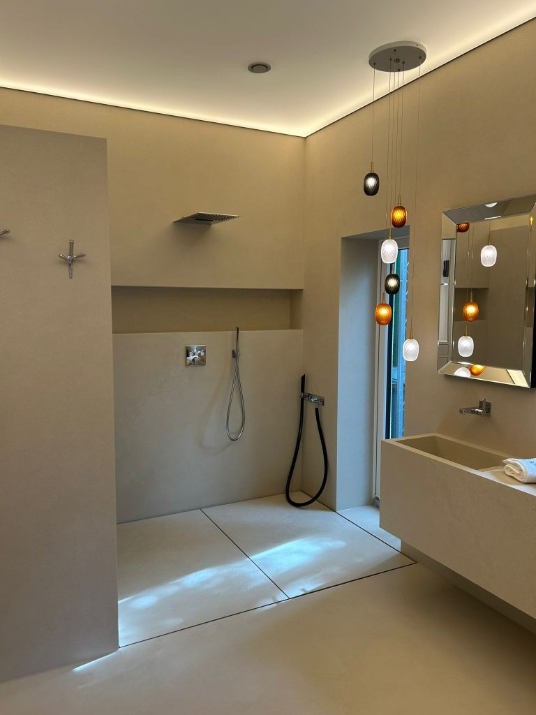 Fugenloses Badezimmer mit Dusche